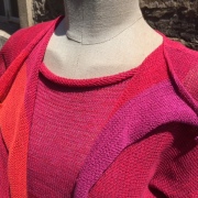 cardigan rouge  sur top fuchsia