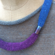 collier bleu/violet et titane irisé