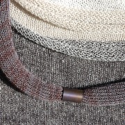 collier brun/gris et titane irisé