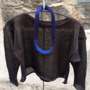 collier sur pull brun/noir